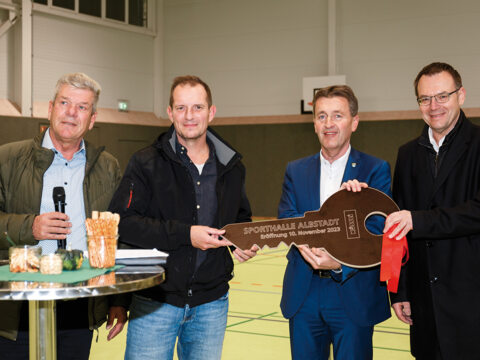 El director de obra Ulrich Stienen, Udo Baader, el jefe de proyecto Roland Tralmer y el alcalde Udo Hollauer entregan la