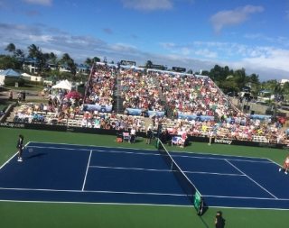 Tribüne mit 1'700 Sitzplätzen auf Hawaii für das FED Cup Tennisspiel zwischen USA und Polen