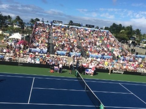 Tribüne mit 1'700 Sitzplätzen auf Hawaii für das FED Cup Tennisspiel zwischen USA und Polen