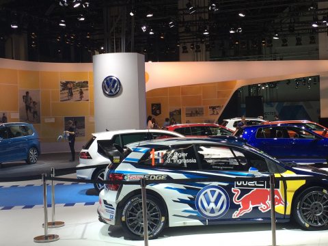 Standbau für VW an der Motor Show in Barcelona, Spanien im Mai 2015.