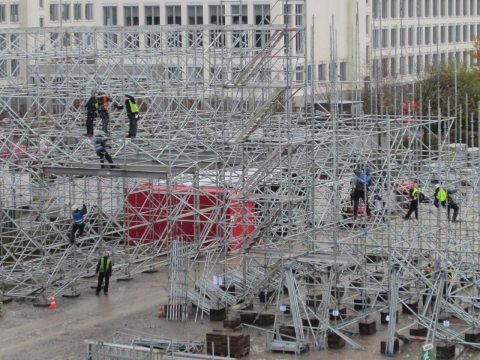 Vor wenigen Tagen startete das NÜSSLI Projektteam mit den Bauarbeiten zur 49 Meter hohen Big-Air-Rampe in Mönchengladbach.