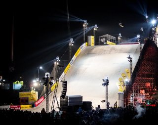 Within just two and a half weeks the 30-strong team constructed the ready-to-use 49-meter-high, 120-meter-long Big Air ramp.