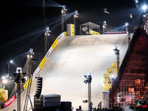 Innerhalb von nur zweieinhalb Wochen bauten das 30-köpfige Team die 49 Meter hohe und 120 Meter lange Big-Air-Rampe fixfertig auf.