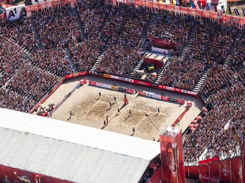 Bild: 10 000 Zuschauerplätze, davon 2000 überdachte VIP-Plätze enthält die Beach-Volleyball-Arena, die NÜSSLI für die We