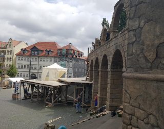 Bild: NÜSSLI errichtete für die DomStufen-Festspiele eine Tribüne sowie die Unterkonstruktion Bühne.