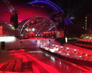 Bild: Tribüne mit 9000 Plätzen, Catwalk, Bühne mit transparentem Dach und Eventstrukturen hat NÜSSLI für die Special Oly