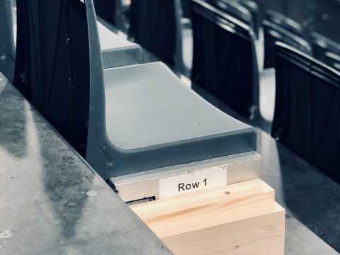 La modificación de los escalones de hormigón existentes con asientos