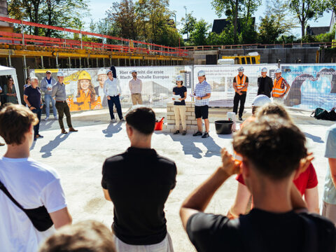 Die Schulgemeinschaft des Schulzentrums am Berliner Ring in Monheim feierte die Grundsteinlegung der Achtfach-Sporthalle