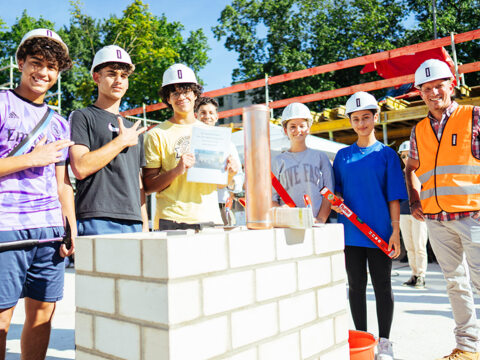 The school community in Monheim celebrated the laying of the foundation stone for the eight-sport hall