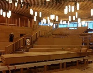 NÜSSLI fertigte ein massgeschneidertes Holztheater