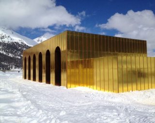 NUSSLI built a golden theater for the play about guilt, atonement, rejection and reconciliation. 