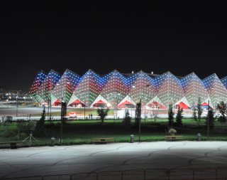 Passend zum stattfindenden Event leuchten die 45.000 LED-Lichter der Fassade.