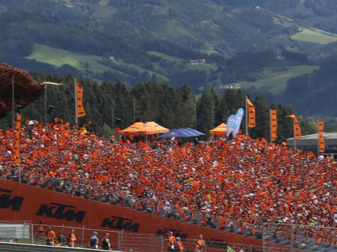 Imagen: Para el MotoGP de Spielberg, Austria, NUSSLI construyó la grada central con más de 8200 asientos, así como otras