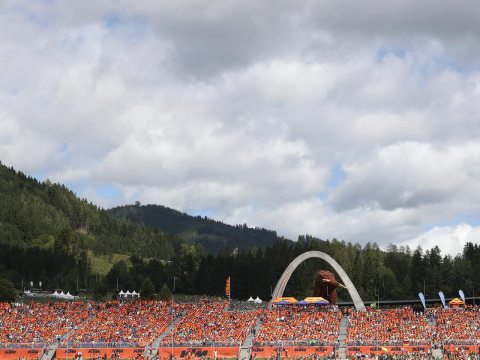Imagen: Para el MotoGP de Spielberg, Austria, NUSSLI construyó la grada central con más de 8200 asientos, así como otras