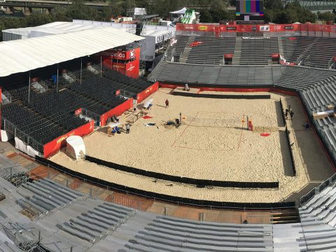 10 000 Zuschauerplätze, davon 2000 überdachte VIP-Plätze enthält die Beach-Volleyball-Arena