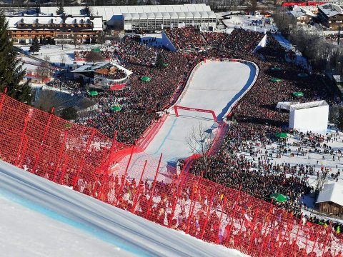 Seit 2006 errichtet NÜSSLI für den Kitzbüheler Ski Club im Zielhang die Tribünenanlagen und temporäre Eventstrukturen.