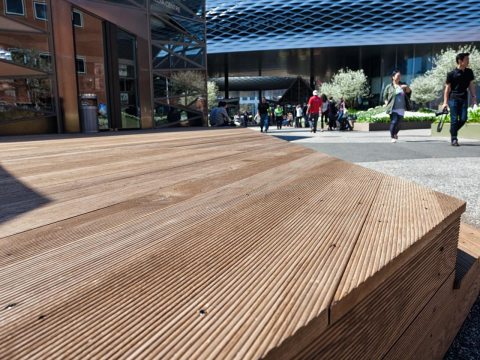 Imagen: Con un departamento de producción propio, NUSSLI construye una vez más la plataforma de madera del centro de la 