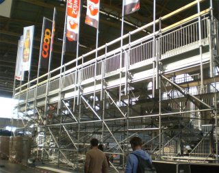 Bild: NÜSSLI errichtet für den Auftakt-Event der Coop Beachtour im Zürcher Hauptbahnhof eine temporäre Arena.