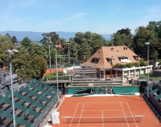 NÜSSLI stattet den «Tennis-Club des Eaux-Vives» mit einer temporären Tribünenanlage für rund 3500 Zuschauerinnen und Zus