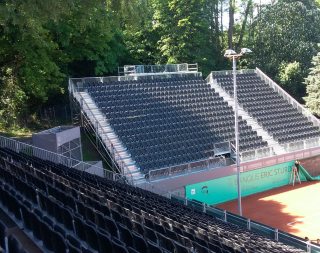 NÜSSLI stattet den «Tennis-Club des Eaux-Vives» mit einer temporären Tribünenanlage für rund 3500 Zuschauerinnen und Zus