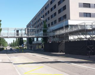 Für die «Züspa» 2017 errichtete NÜSSLI eine temporäre Fussgängerbrücke mitten in Zürich.