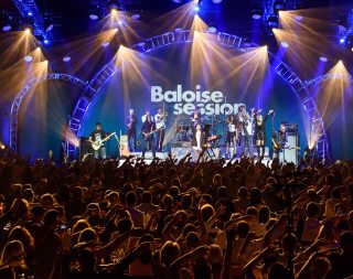 Para el festival de interior Baloise Session con un ambiente único tipo club, NUSSLI ha podido construir por quinta vez 