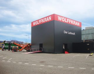 Bild: WOLFFKRAN beauftragte NÜSSLI mit der Realisierung eines 12.3 x 12.3 Meter grossen Messebaus in Form eines Kubus.