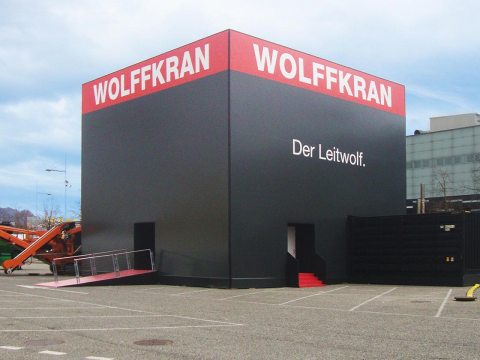 Bild: WOLFFKRAN beauftragte NÜSSLI mit der Realisierung eines 12.3 x 12.3 Meter grossen Messebaus in Form eines Kubus.