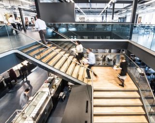 Restaurante temporal para empleados de Swiss Re con cocina grande integrada en construcción de módulos sostenible
