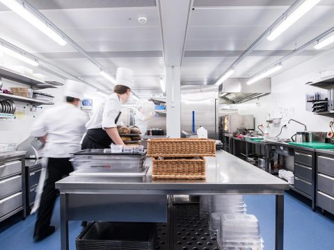 Professionelle Grossküche mit verschiedenen Stationen für optimale Arbeitsabläufe und Küchenhygiene.