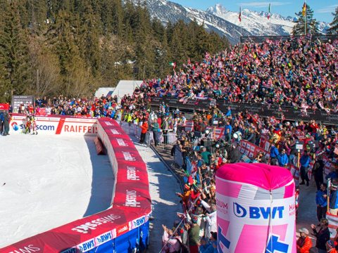 NÜSSLI ist auch dieses wieder Mal beim FIS-Weltcuprennen dabei und errichtete drei Tribünen mit insgesamt 2130 Plätzen.