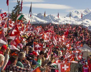 NÜSSLI ist auch dieses wieder Mal beim FIS-Weltcuprennen dabei und errichtete drei Tribünen mit insgesamt 2130 Plätzen.