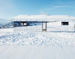 'Mirage Gstaad', eine neue ortsspezifische Aussenskulptur des Künstlers Doug Aitken