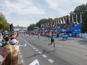 Bild: NÜSSLI realisierte für die 44. Ausgabe des Berlin Marathons gleich mehrere Stehtribünen und Überbrückungen entlang