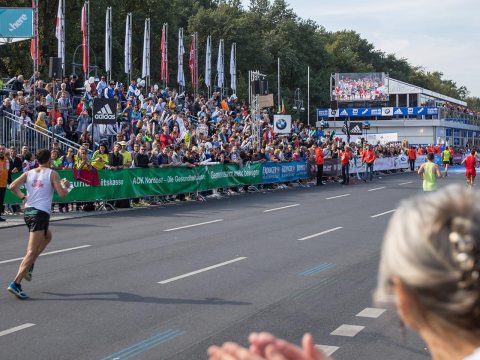 Bild: NÜSSLI realisierte für die 44. Ausgabe des Berlin Marathons gleich mehrere Stehtribünen und Überbrückungen entlang