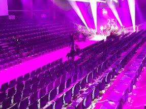 NÜSSLI realisierte für die DUFTSTARS 2017 Tribünen mit 800 Sitzplätzen, einen Laufsteg sowie eine Bühne.