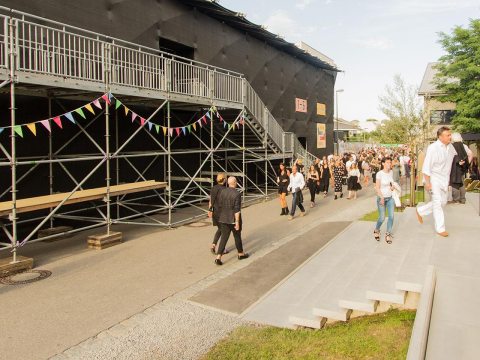 Imagen: Con motivo del 50º aniversario, NUSSLI equipó el Marc O’Polo Village de Stephanskirchen con un escenario de moda