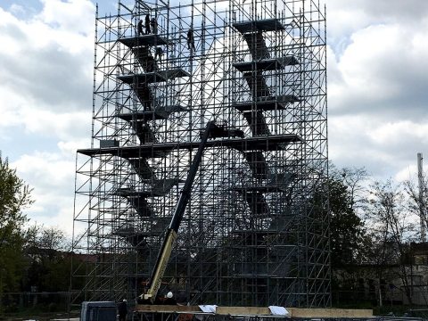 NÜSSLI errichtet für die Veranstaltung einen 28 Meter hohen Welcome-Tower in Form der Lutherbibel.