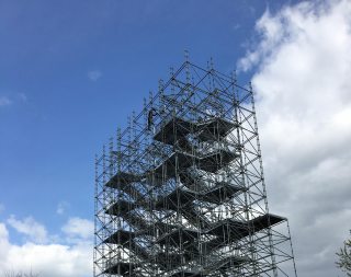 NÜSSLI errichtet für die Veranstaltung einen 28 Meter hohen Welcome-Tower in Form der Lutherbibel.