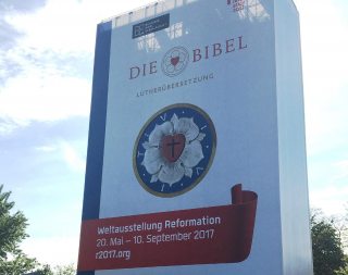 NÜSSLI realisiert für die Weltausstellung Reformation einen 30 Meter hohen Gerüstturm in Form der Lutherbibel.