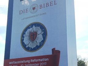NÜSSLI realisiert für die Weltausstellung Reformation einen 30 Meter hohen Gerüstturm in Form der Lutherbibel.
