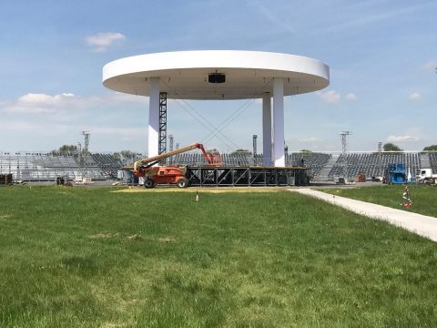 Eigens für den Gottesdienst der Weltausstellung Reformation entwickelt NÜSSLI eine riesige kreisförmige Bühnenkonstrukti
