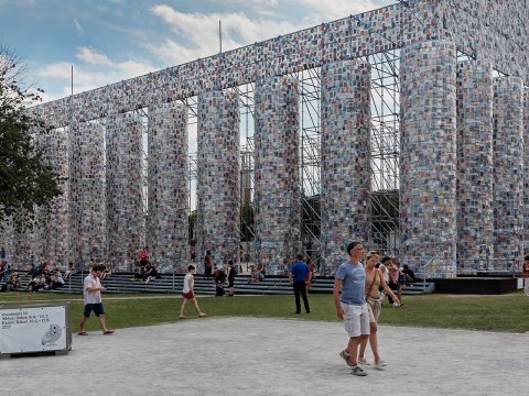 Para la exposición de arte, NUSSLI ha levantado una enorme estructura como construcción base para «El Partenón de libros