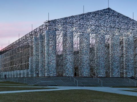 Para Documenta 14, NUSSLI ha levantado una enorme estructura como construcción base para «El Partenón de libros».