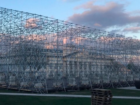 Imagen: Para la exposición documenta 14, NUSSLI levanta la estructura para «El Partenón de libros».