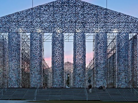 Bild: NÜSSLI errichtet eine riesige Gerüstkonstruktion als Basisbau für «The Parthenon of Books».