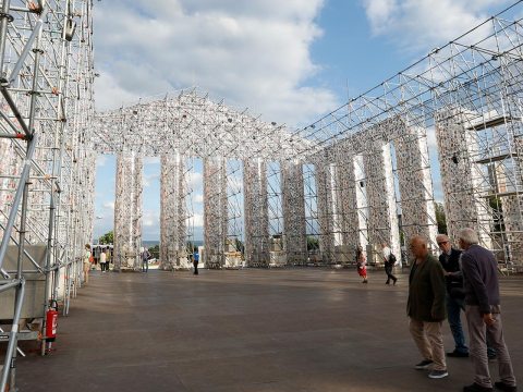 Picture: NUSSLI built a gigantic scaffolding framework to serve as the basic structure for "The Parthenon of Books".