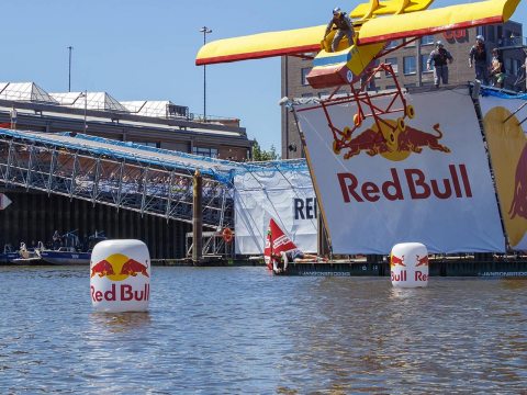 For this year's edition of the Red Bull Flugtag in Bremen, NUSSLI erected a floating platform which was connected to the