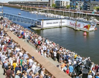 Para el Red Bull Flugtag en Bremen, NUSSLI construyó una rampa de acceso móvil de 20m de largo y la plataforma flotante.