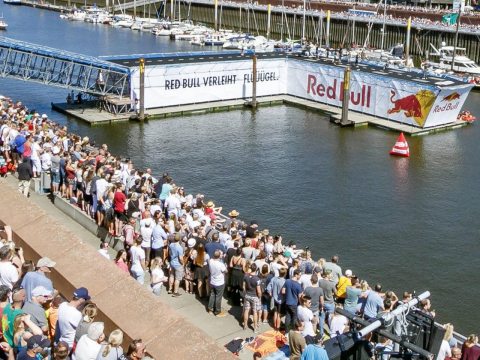 For this year's Red Bull Flugtag in Bremen, NUSSLI constructed a 20m-long, movable access ramp and floating platform.